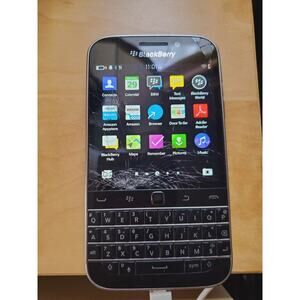 BlackBerry Classic Q20 Phone Usb Cable 16 GB Black Single SIM DAMAGED SCREEN